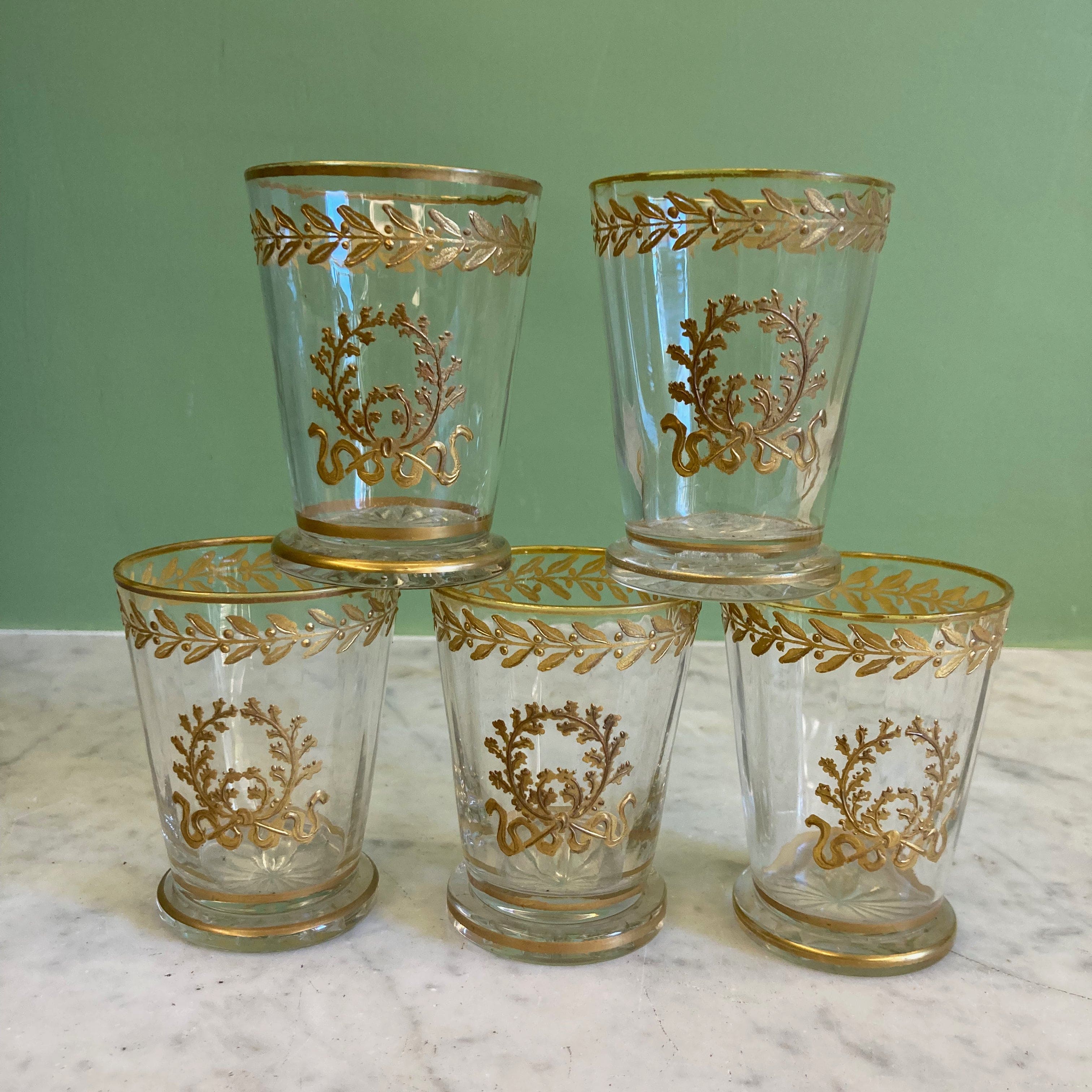 5 gobelets en cristal doré décor frise de laurier et couronne de chêne.