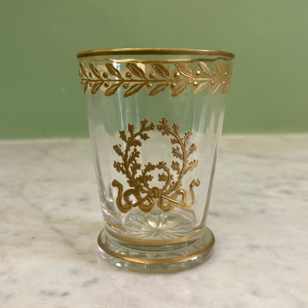 5 gobelets en cristal doré décor frise de laurier et couronne de chêne.