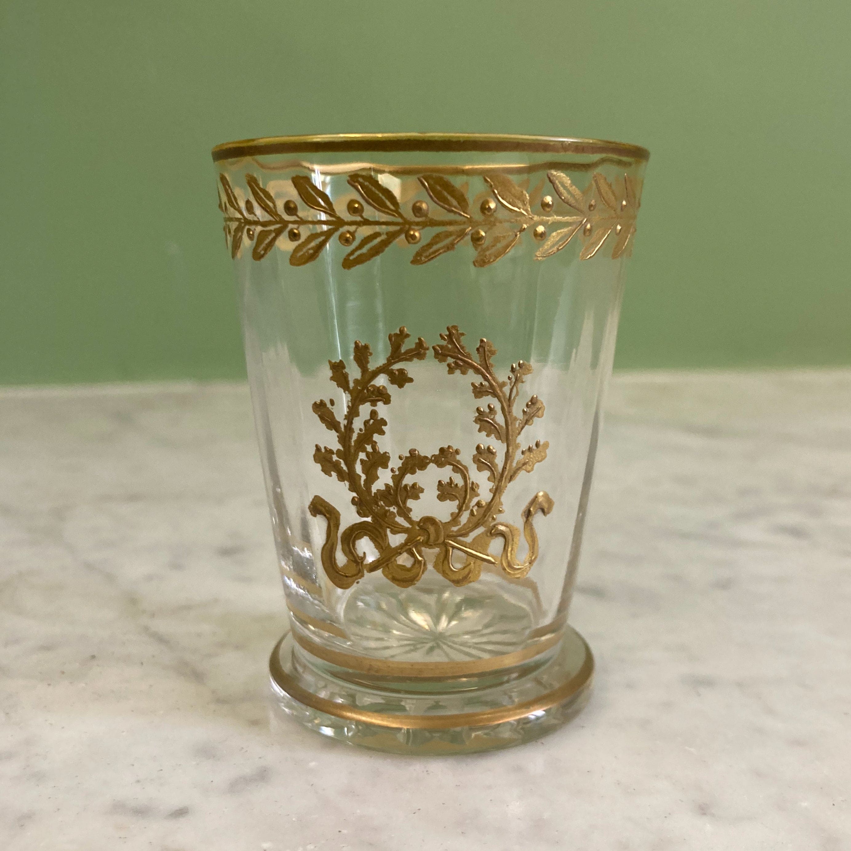 5 gobelets en cristal doré décor frise de laurier et couronne de chêne.