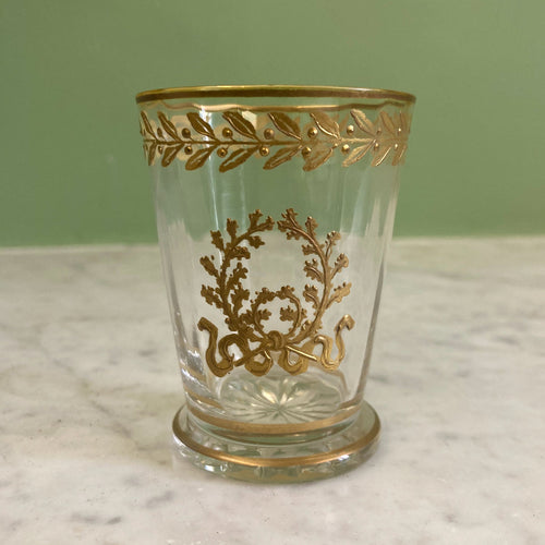 5 gobelets en cristal doré décor frise de laurier et couronne de chêne.