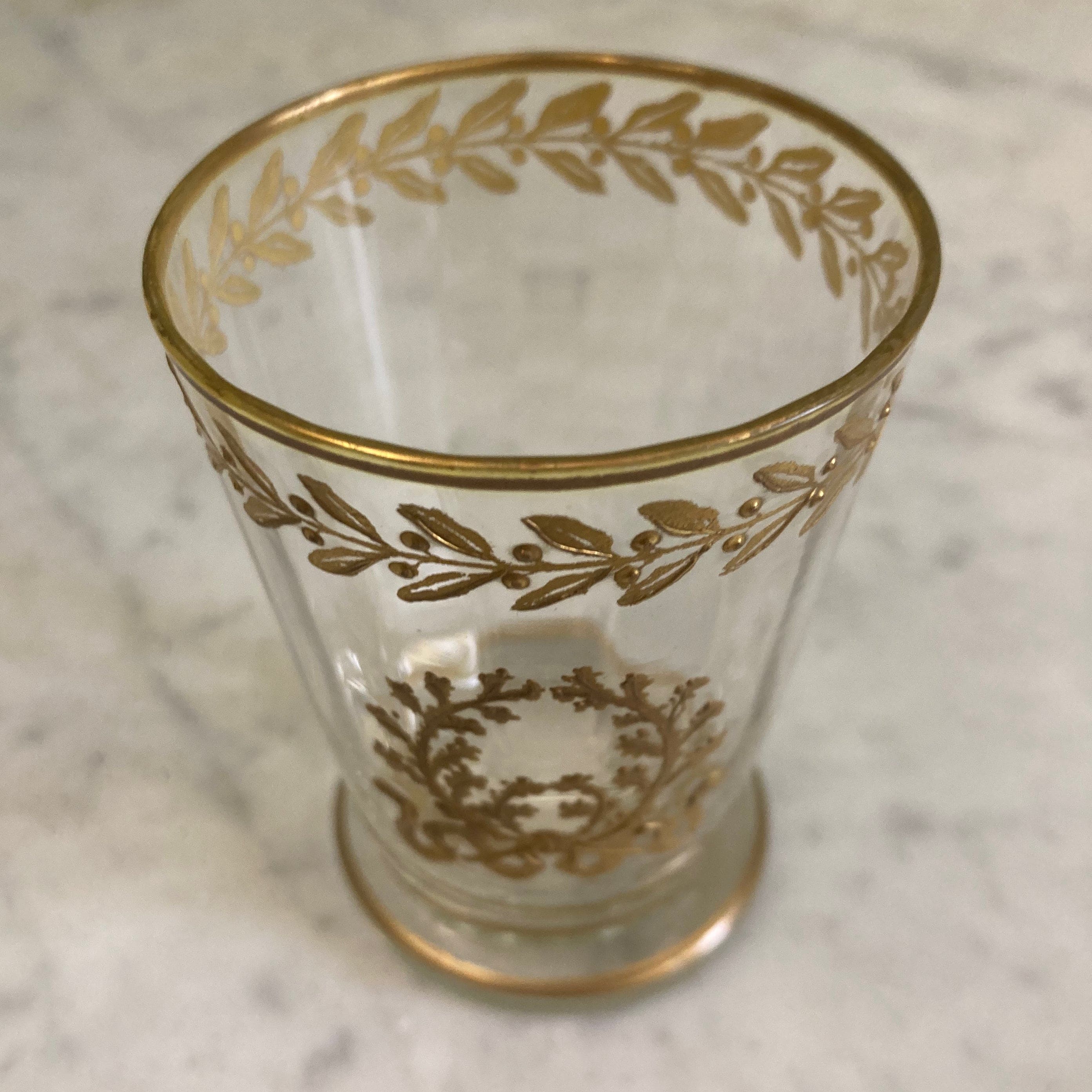 5 gobelets en cristal doré décor frise de laurier et couronne de chêne.