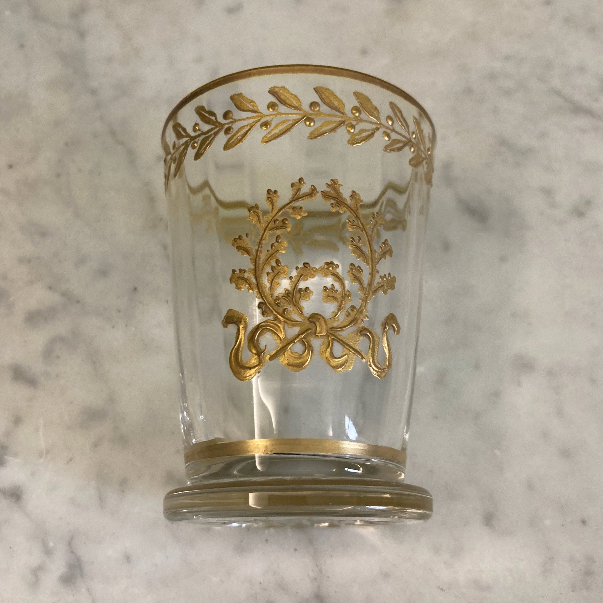 5 gobelets en cristal doré décor frise de laurier et couronne de chêne.