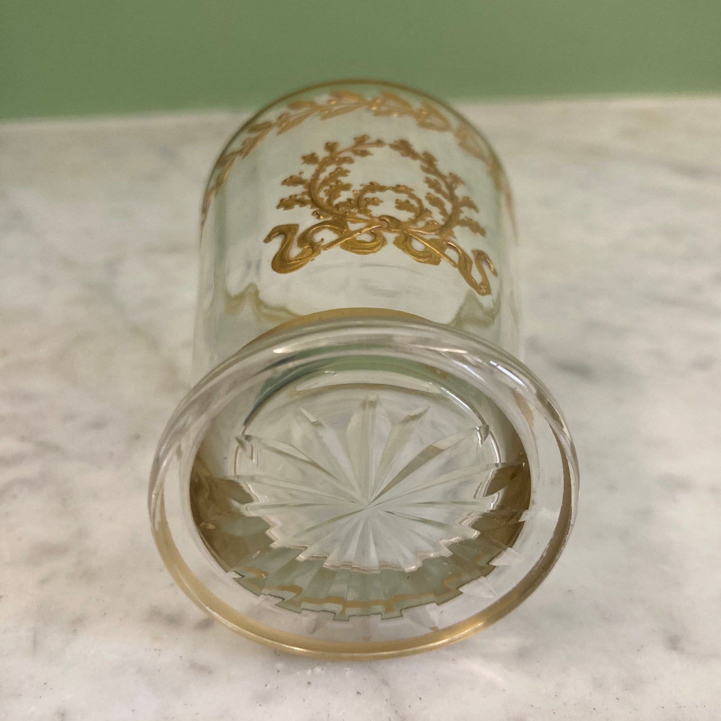 5 gobelets en cristal doré décor frise de laurier et couronne de chêne.