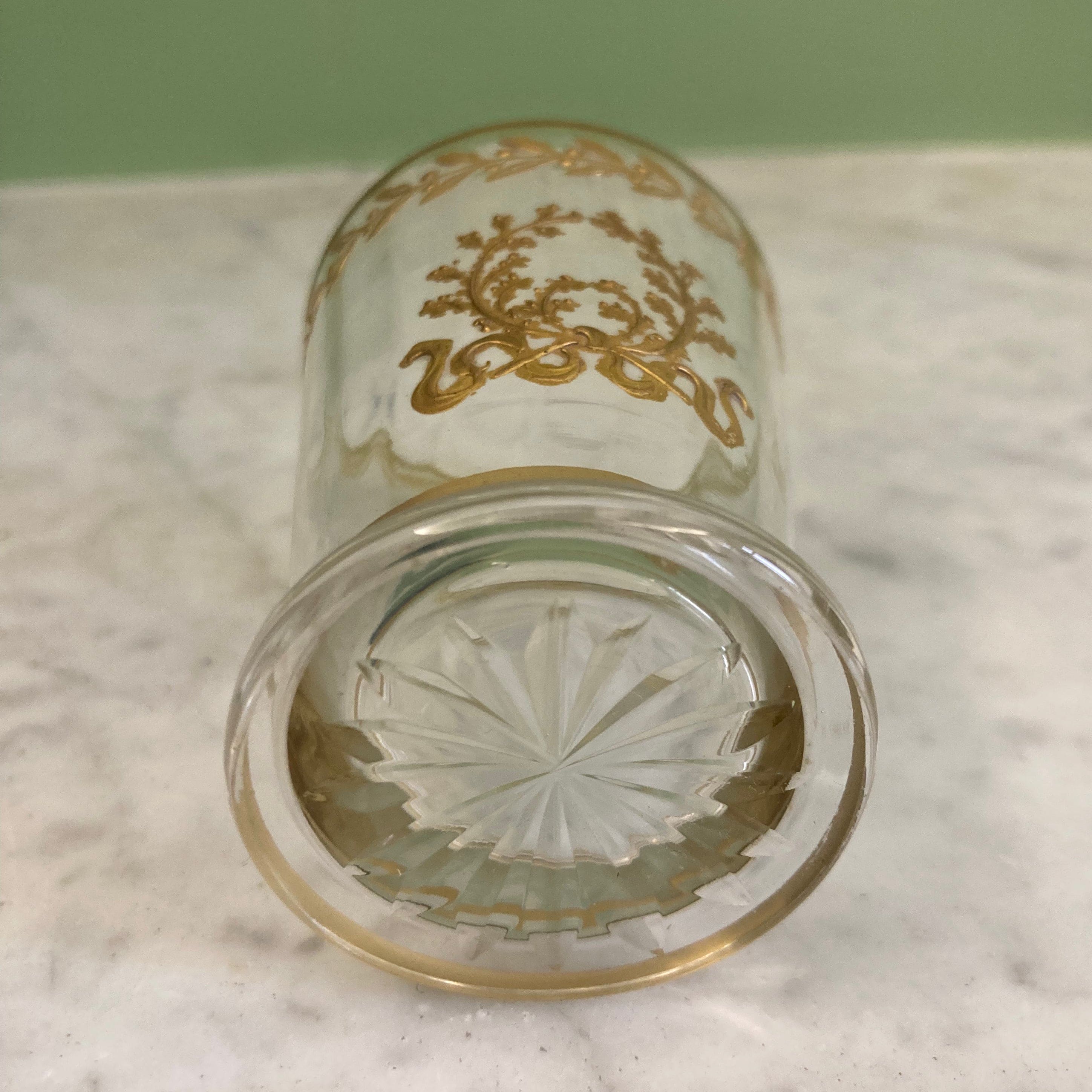 5 gobelets en cristal doré décor frise de laurier et couronne de chêne.