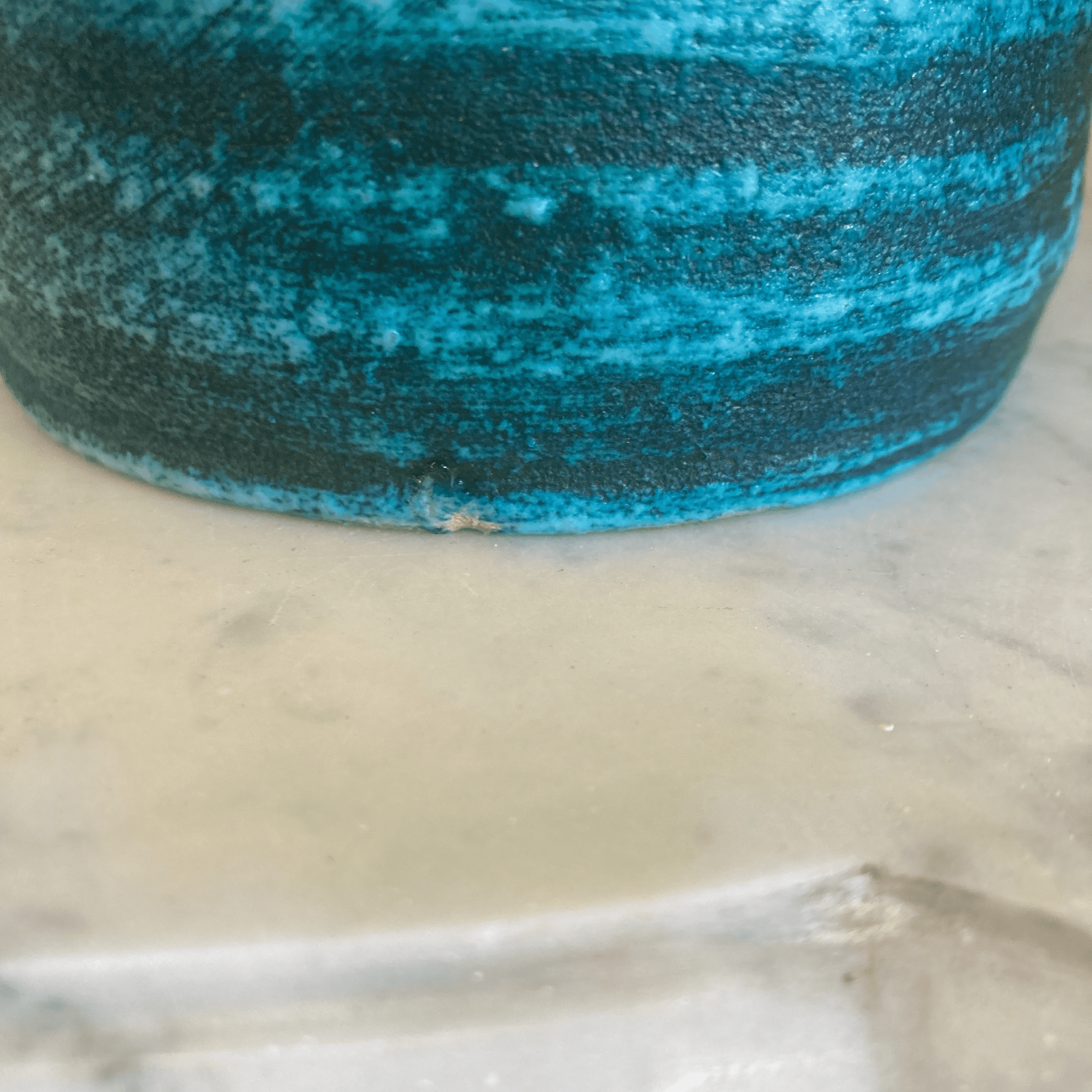 Grand pichet en céramique bleue de marque Accolay