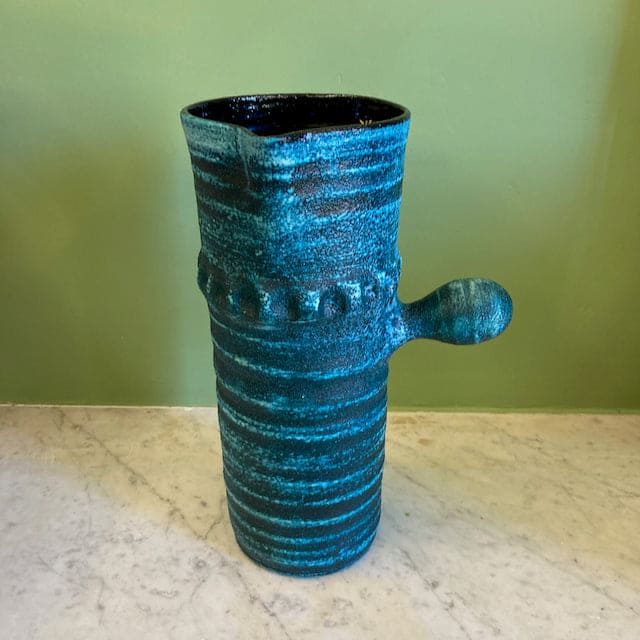 Grand pichet en céramique bleue de marque Accolay