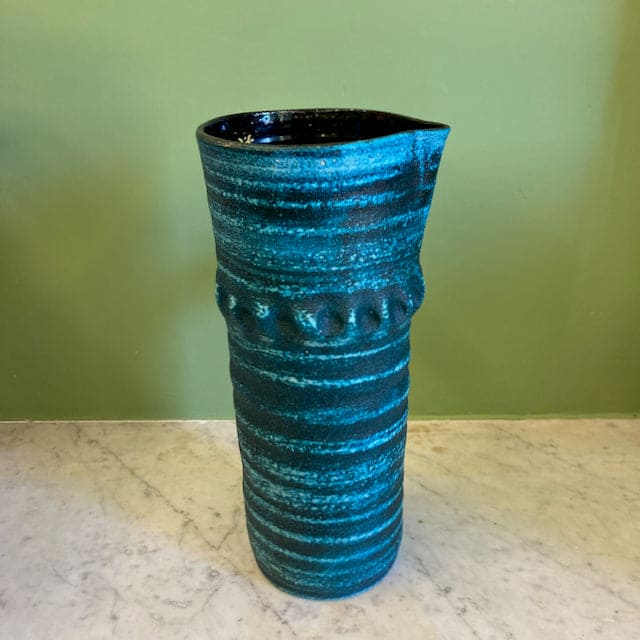 Grand pichet en céramique bleue de marque Accolay