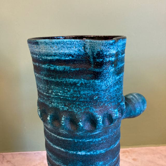 Grand pichet en céramique bleue de marque Accolay