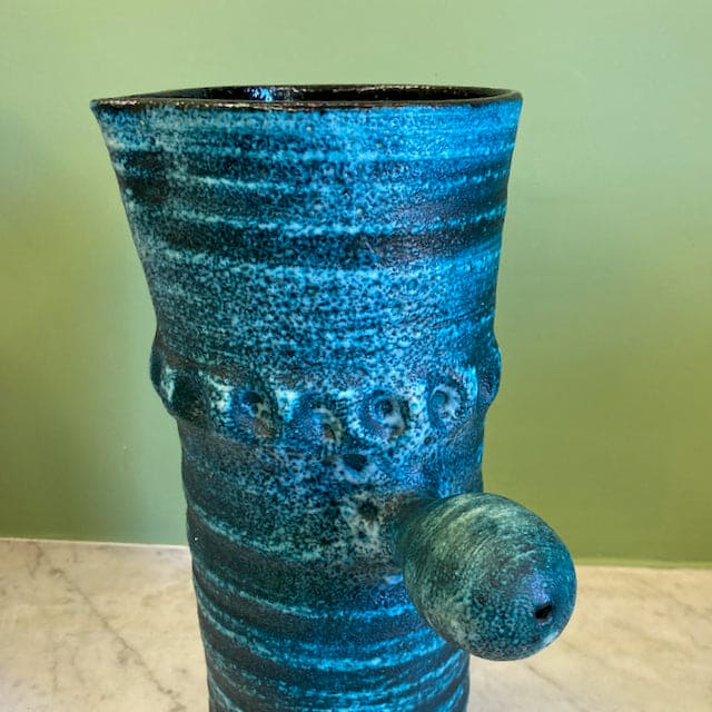 Grand pichet en céramique bleue de marque Accolay