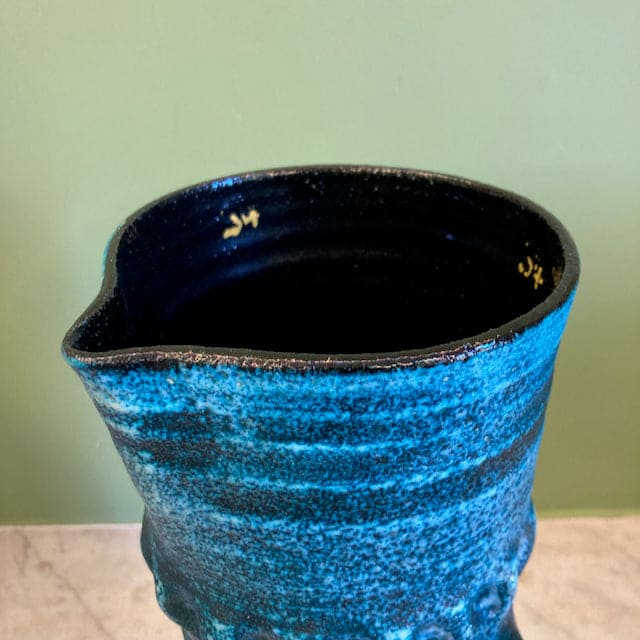 Grand pichet en céramique bleue de marque Accolay