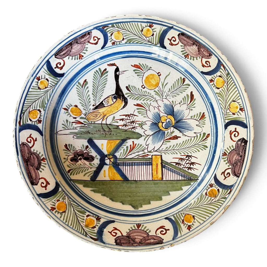 Grand plat rond en faïence de Delft du dix-huitième siècle à décor polychrome de grand feu.
