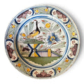 Grand plat rond en faïence de Delft du dix-huitième siècle à décor polychrome de grand feu.
