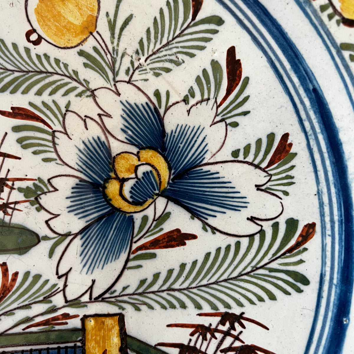 Grand plat rond en faïence de Delft du dix-huitième siècle à décor polychrome de grand feu.
