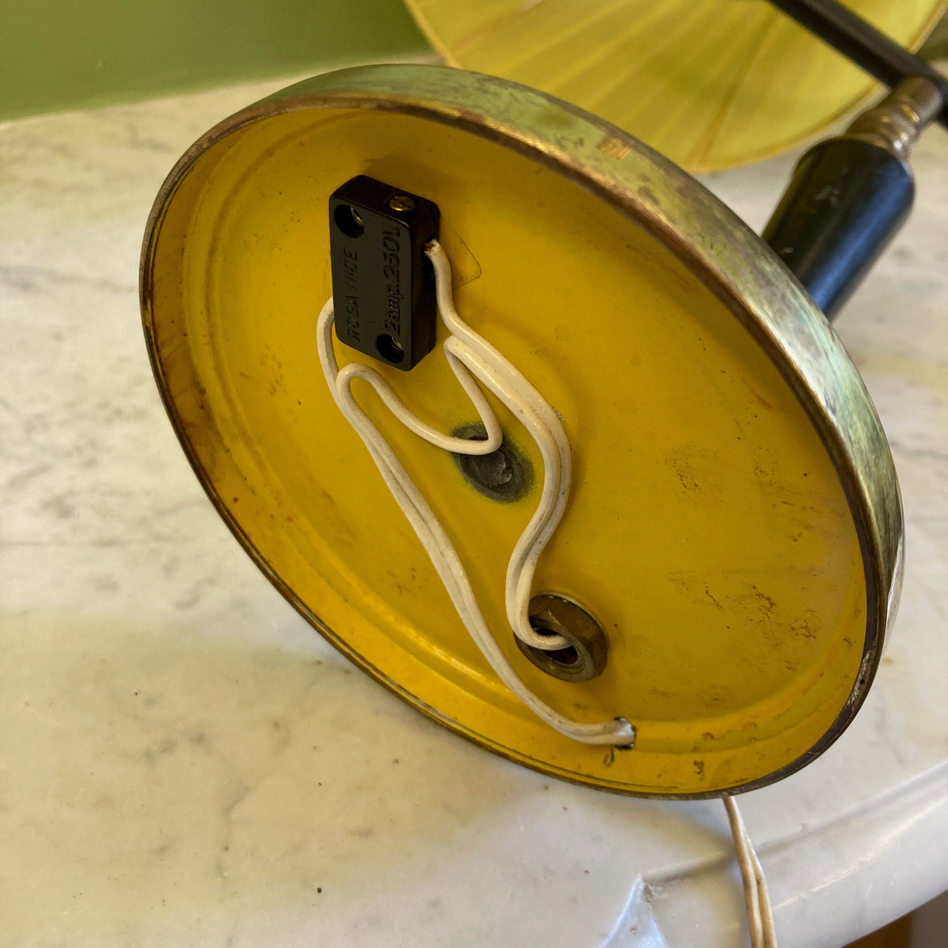 Lampe à poser en métal noir et jaune avec axe en rotule vers 1950