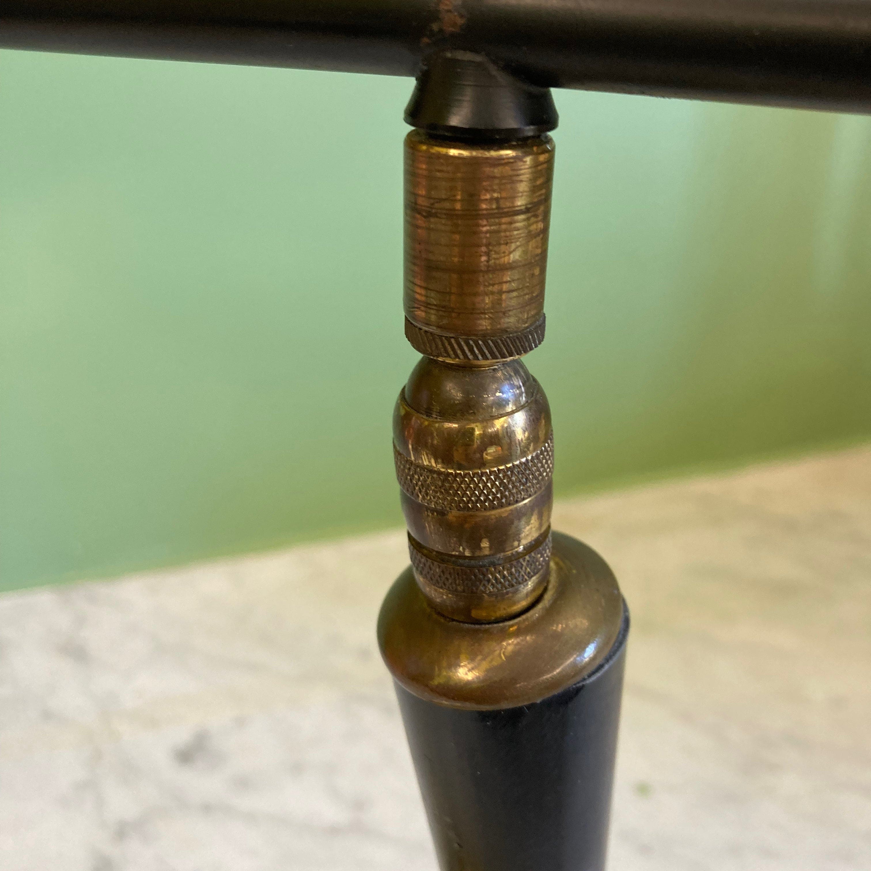 Lampe à poser en métal noir et jaune avec axe en rotule vers 1950