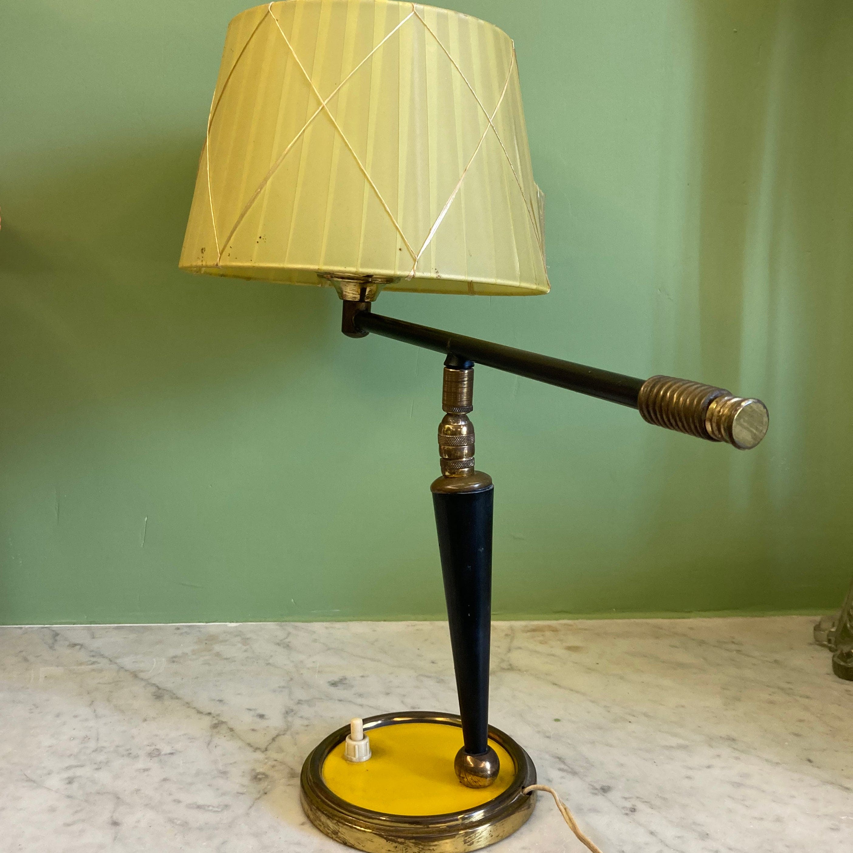 Lampe à poser en métal noir et jaune avec axe en rotule vers 1950
