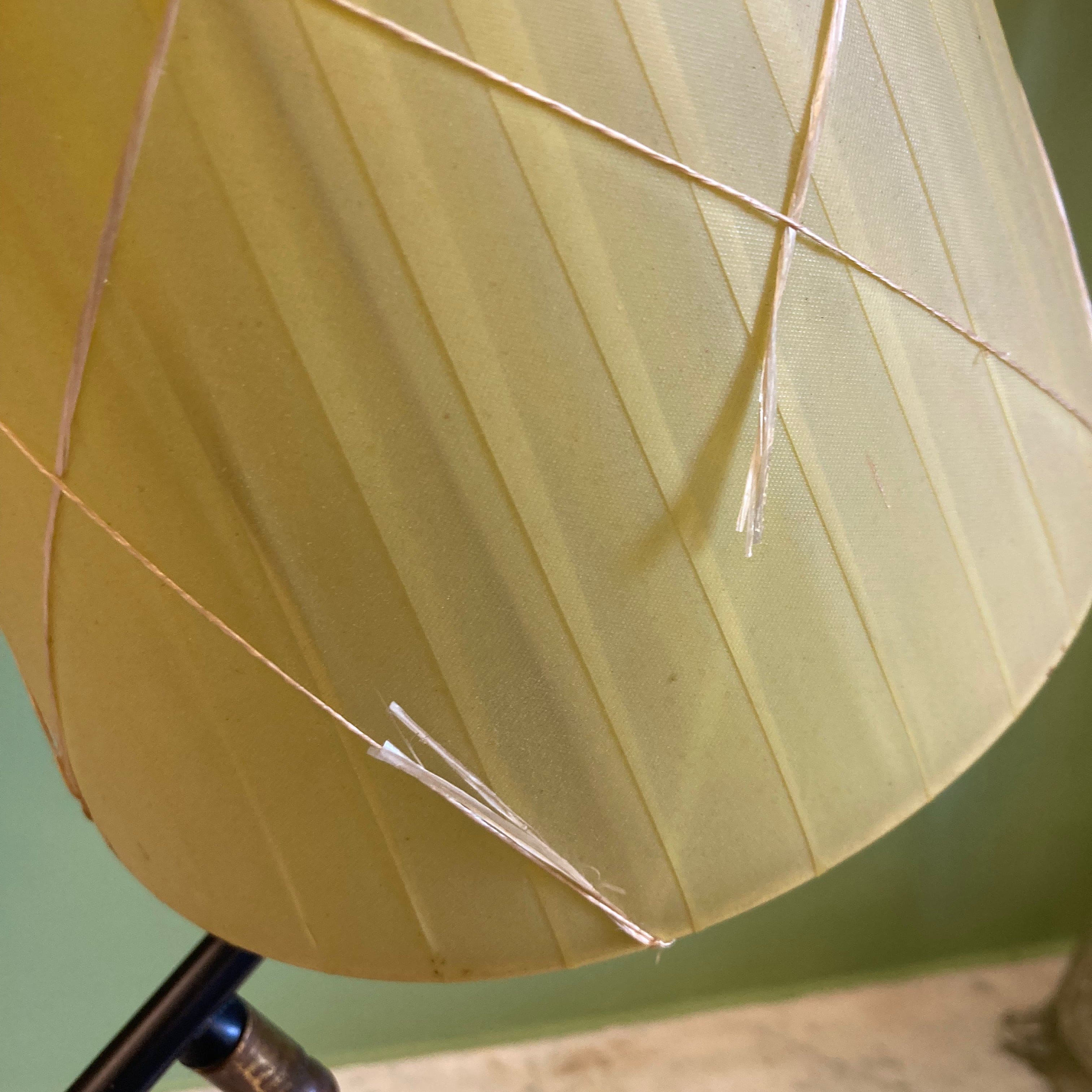 Lampe à poser en métal noir et jaune avec axe en rotule vers 1950