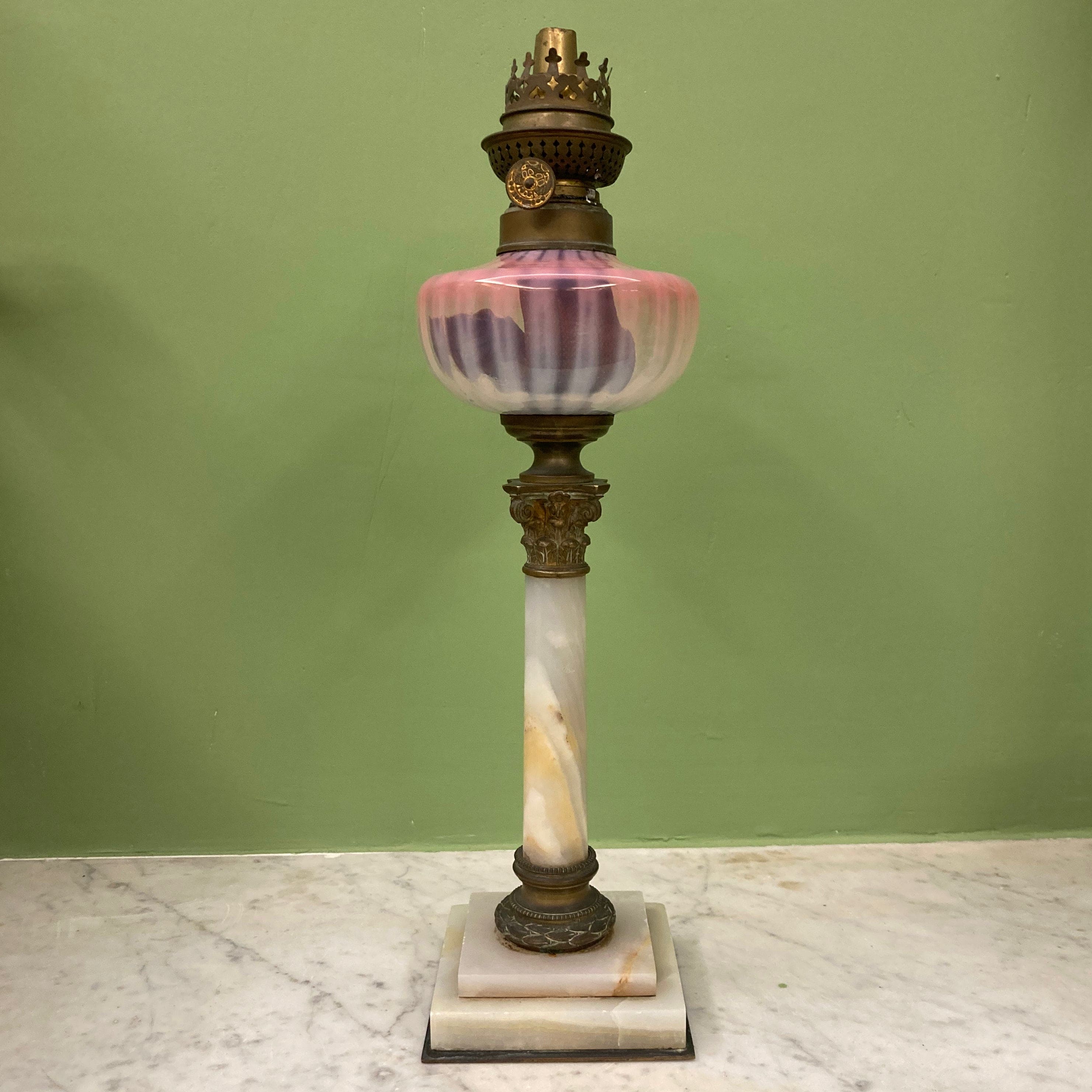 Lampe à pétrole avec réservoir en cristal rose et piétement en albâtre.