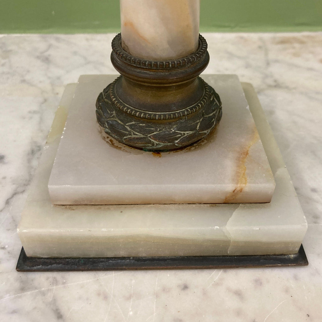 Lampe à pétrole avec réservoir en cristal rose et piétement en albâtre.