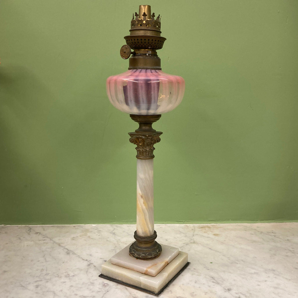Lampe à pétrole avec réservoir en cristal rose et piétement en albâtre.