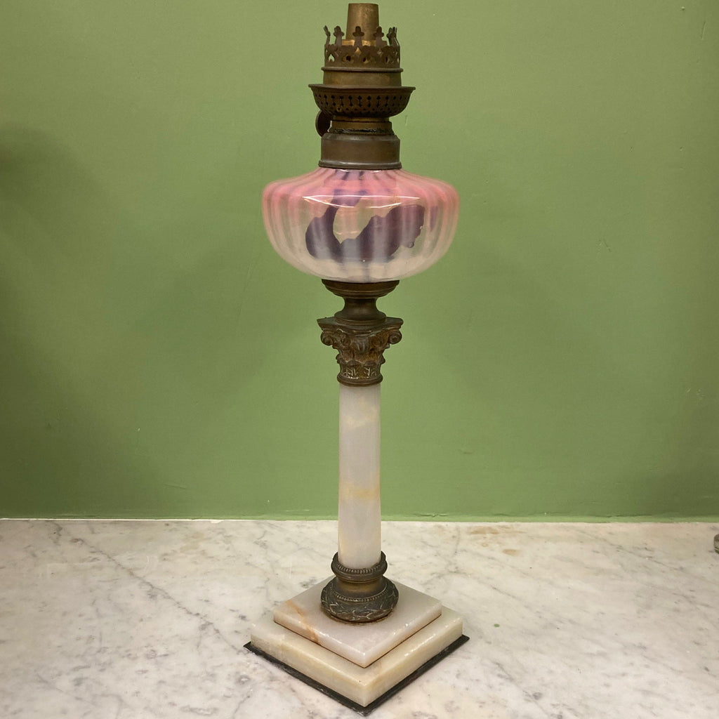 Lampe à pétrole avec réservoir en cristal rose et piétement en albâtre.