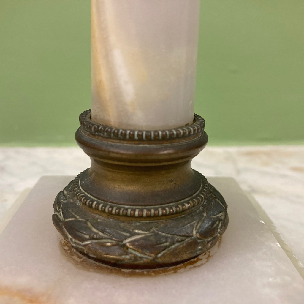 Lampe à pétrole avec réservoir en cristal rose et piétement en albâtre.