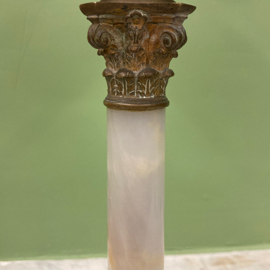 Lampe à pétrole avec réservoir en cristal rose et piétement en albâtre.