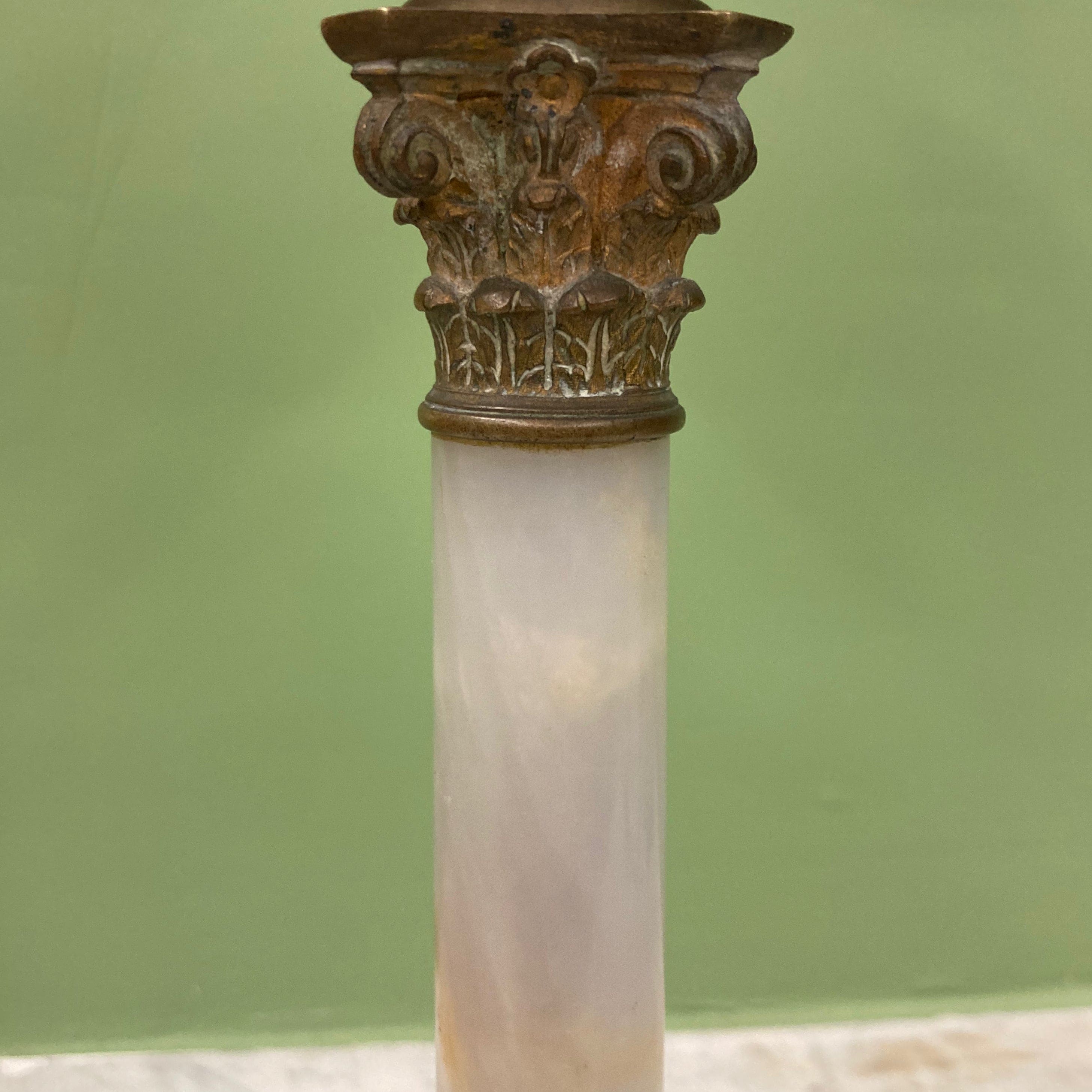 Lampe à pétrole avec réservoir en cristal rose et piétement en albâtre.