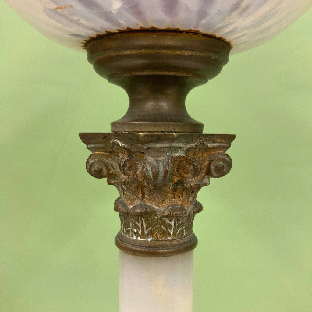 Lampe à pétrole avec réservoir en cristal rose et piétement en albâtre.