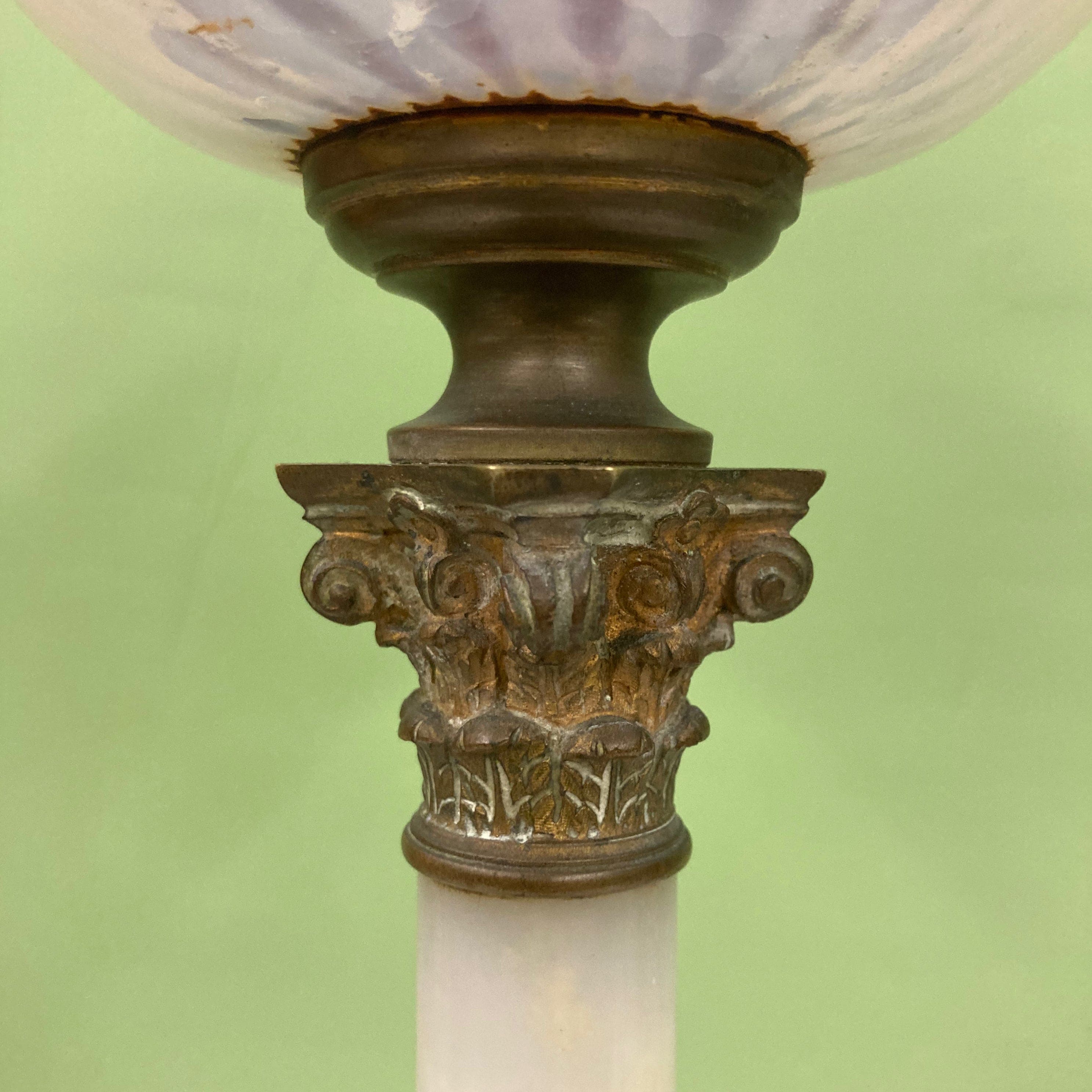 Lampe à pétrole avec réservoir en cristal rose et piétement en albâtre.