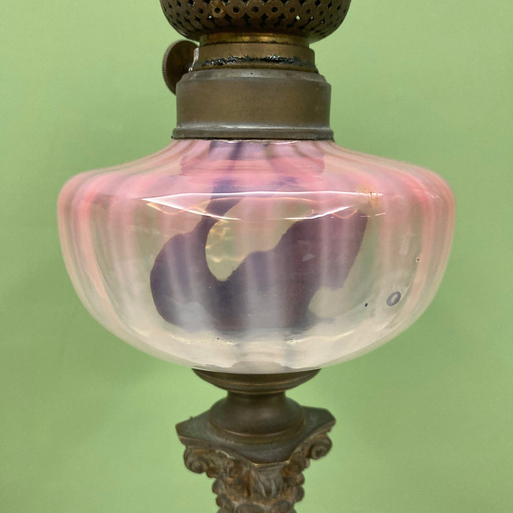 Lampe à pétrole avec réservoir en cristal rose et piétement en albâtre.