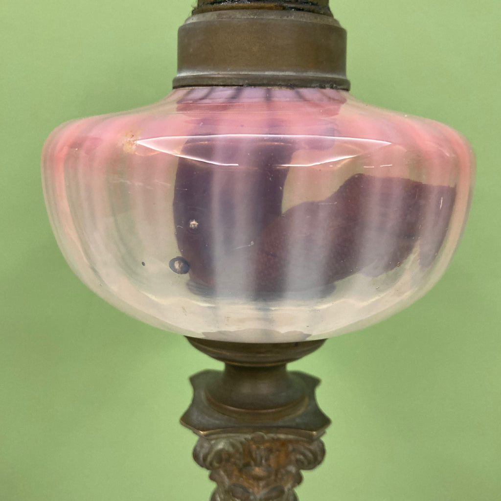 Lampe à pétrole avec réservoir en cristal rose et piétement en albâtre.