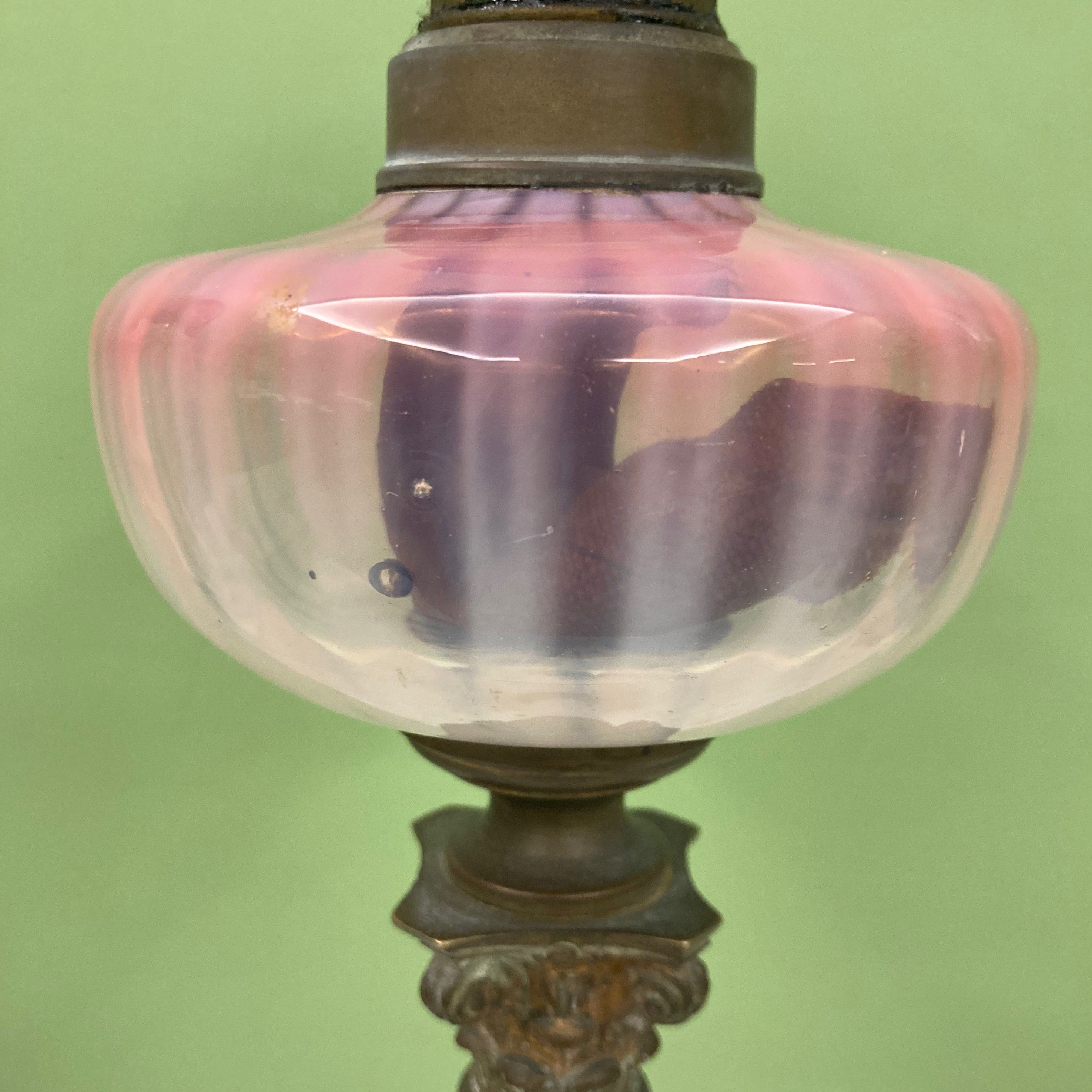 Lampe à pétrole avec réservoir en cristal rose et piétement en albâtre.