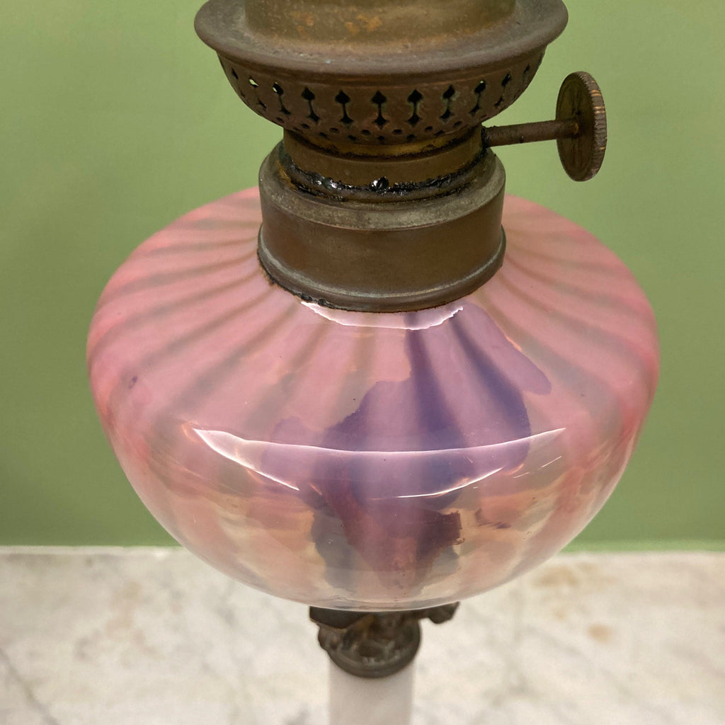 Lampe à pétrole avec réservoir en cristal rose et piétement en albâtre.