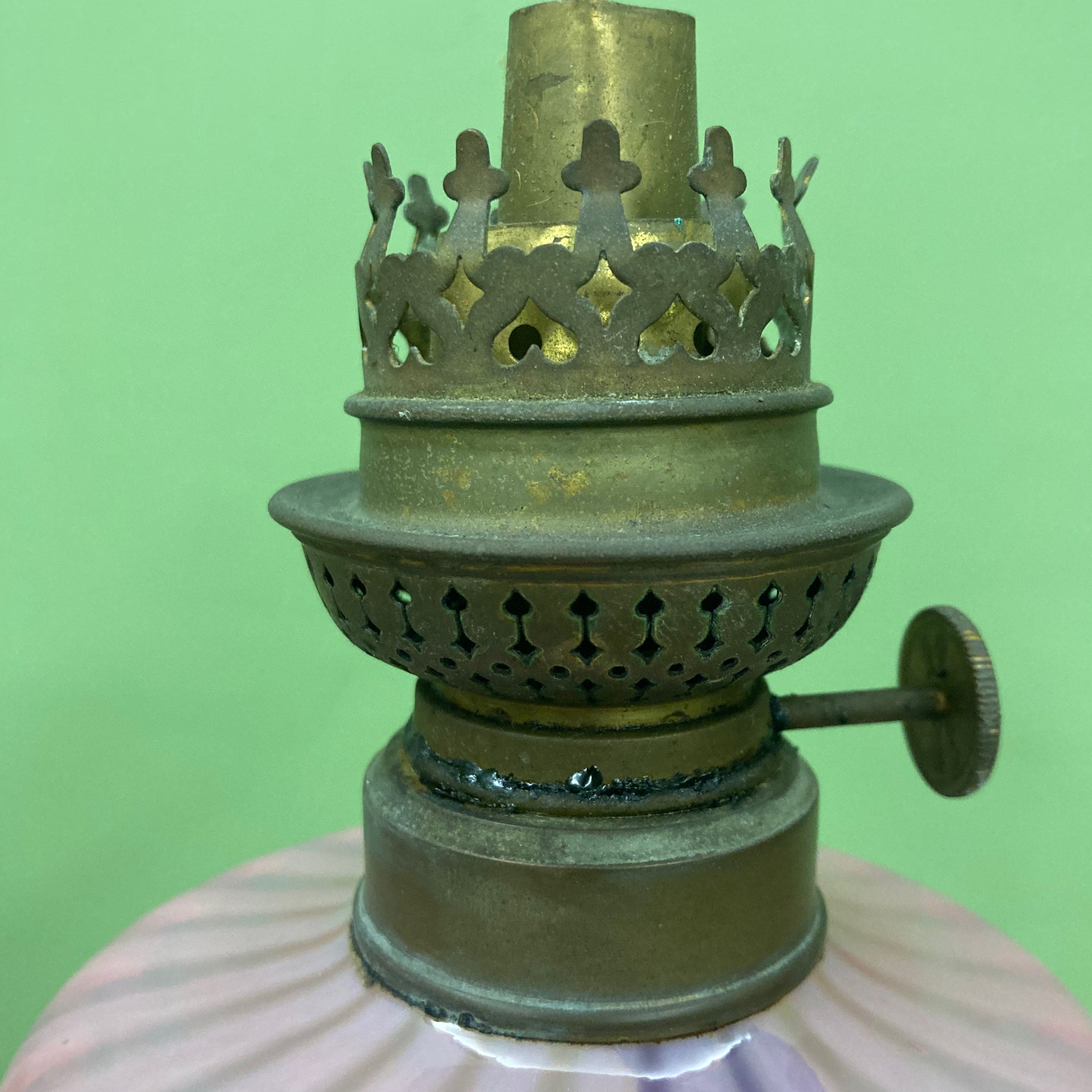 Lampe à pétrole avec réservoir en cristal rose et piétement en albâtre.