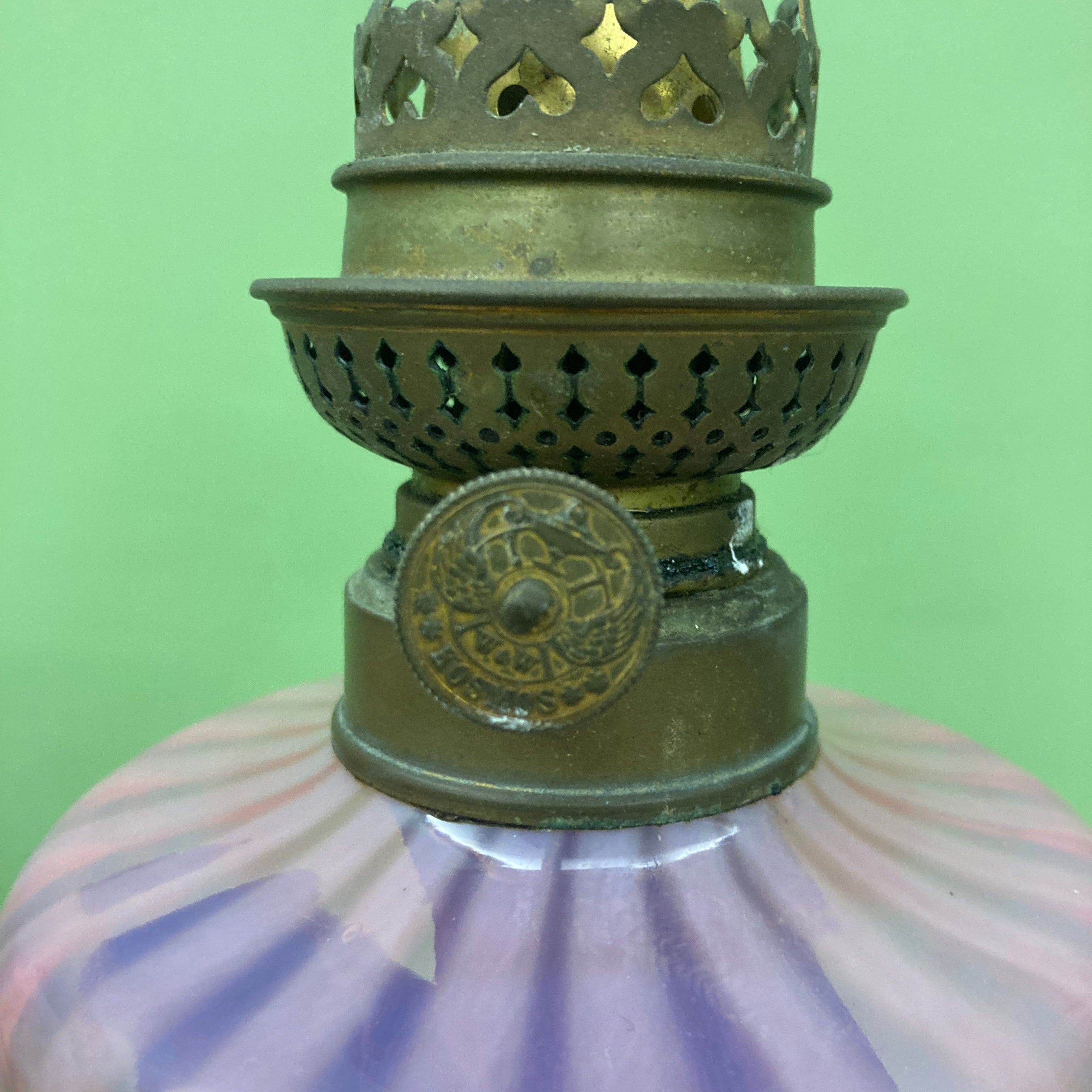 Lampe à pétrole avec réservoir en cristal rose et piétement en albâtre.