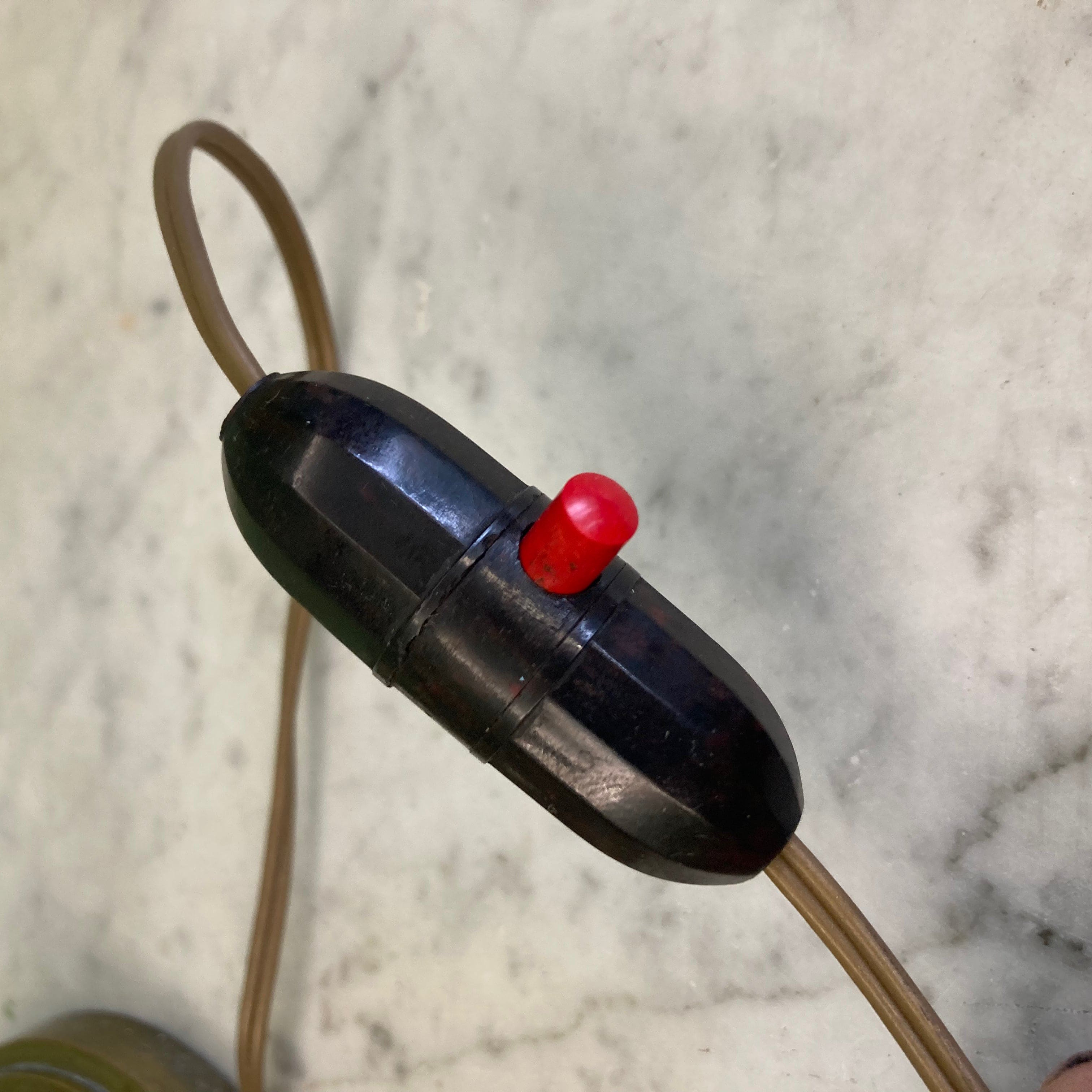 Grand pied de lampe ancien en bronze ornementé.