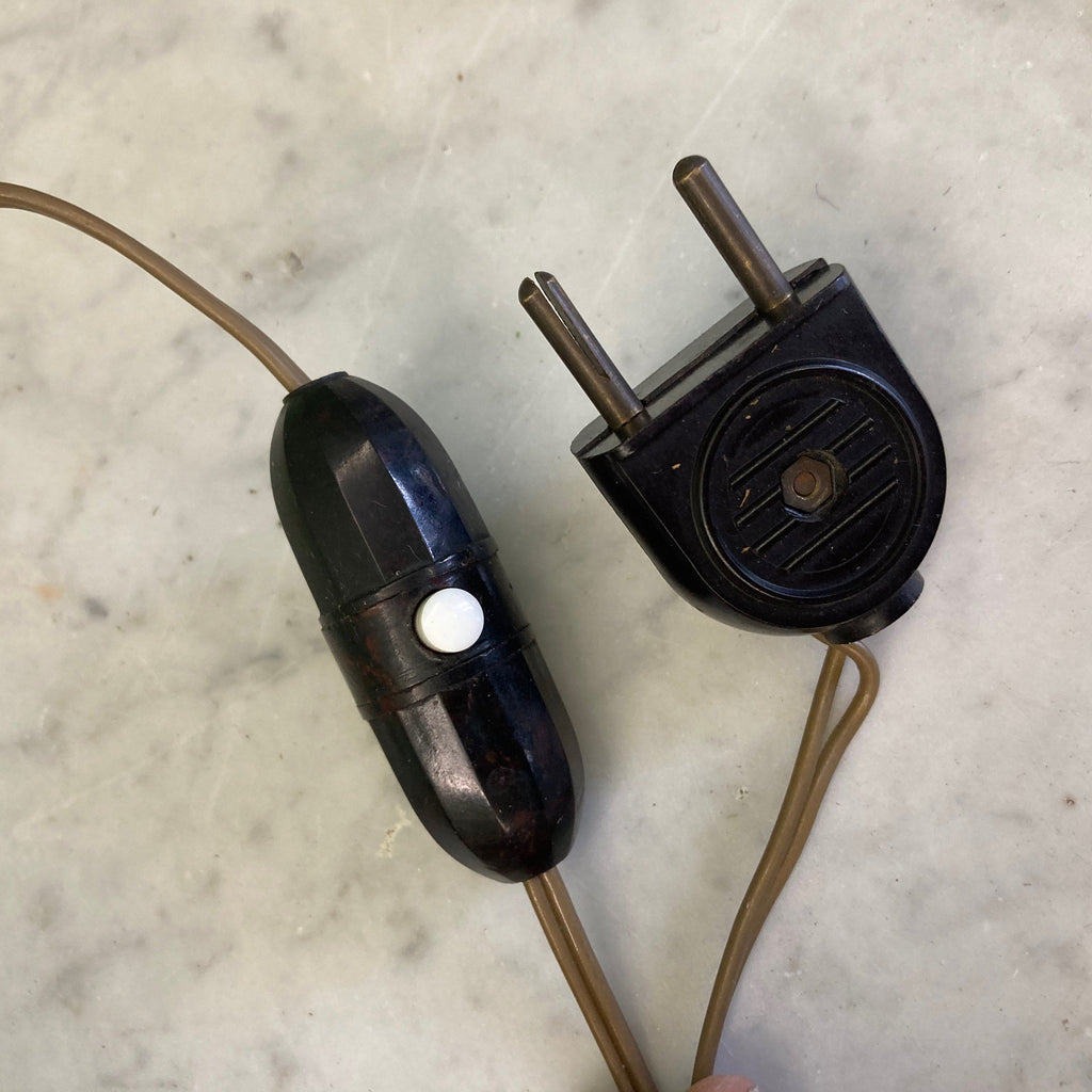 Grand pied de lampe ancien en bronze ornementé.