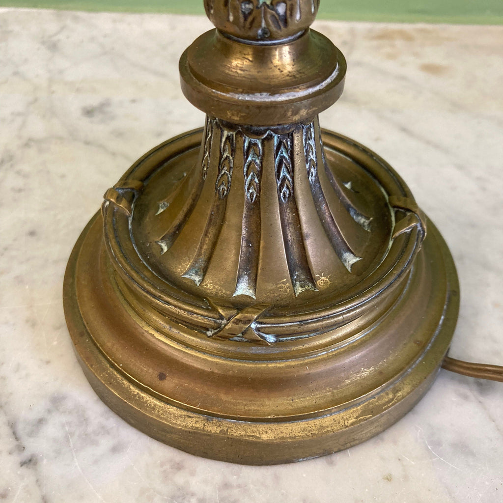 Grand pied de lampe ancien en bronze ornementé.