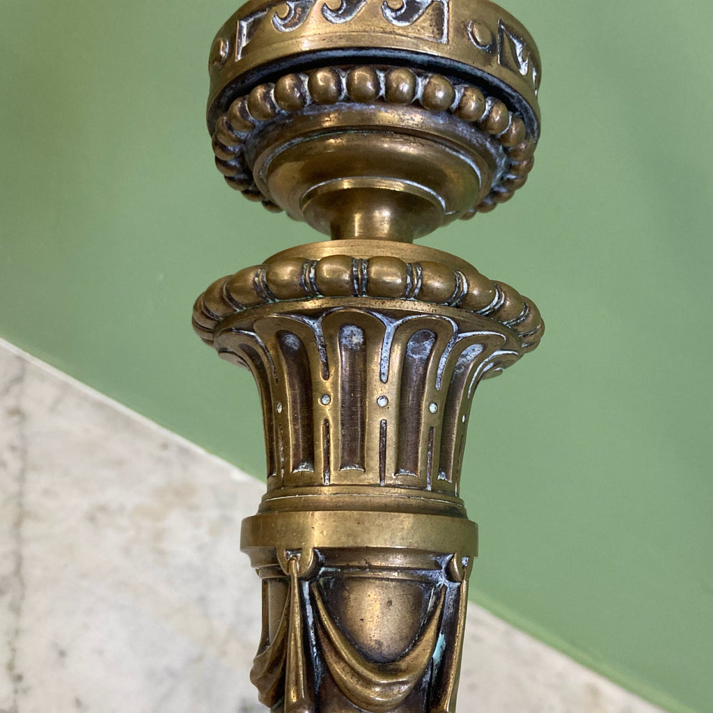 Grand pied de lampe ancien en bronze ornementé.
