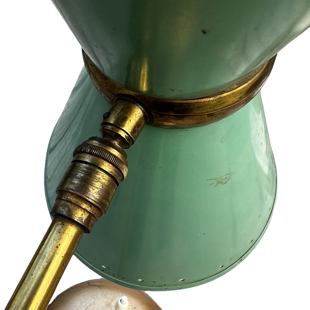 Zoom sur la rotule en laiton massif orientable d'une lampe de table style Stilnovo du milieu du siècle.