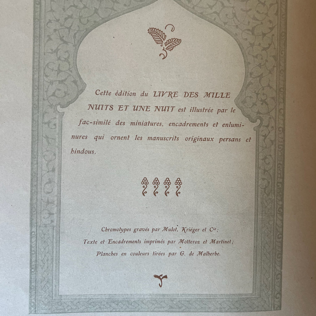Détail de : Collection complète de huit volumes du Livre des Mille Nuits et Une Nuit de Mardrus, reliés en demi-veau rouge avec décor oriental doré.