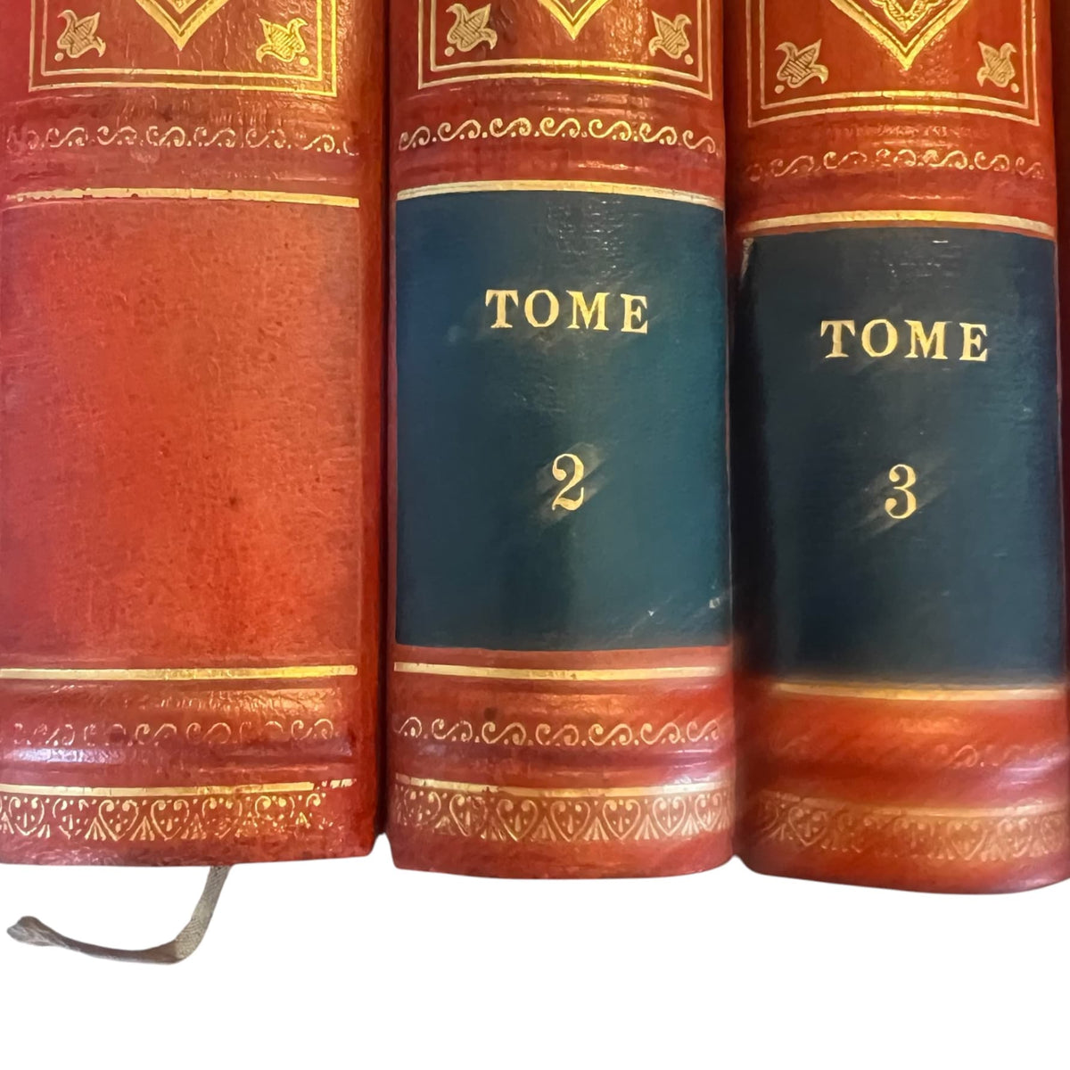 Détail de : Collection complète de huit volumes du Livre des Mille Nuits et Une Nuit de Mardrus, reliés en demi-veau rouge avec décor oriental doré.