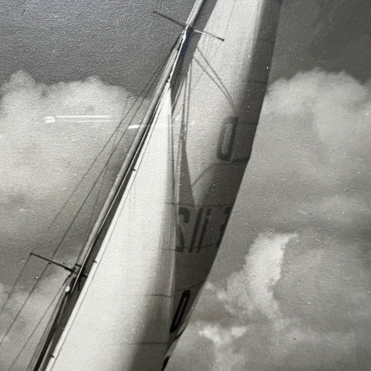 Détail de la voile du tirage argentique de Léo Neveu, une régate de Dragons sur le Bassin d' Arcachon.
