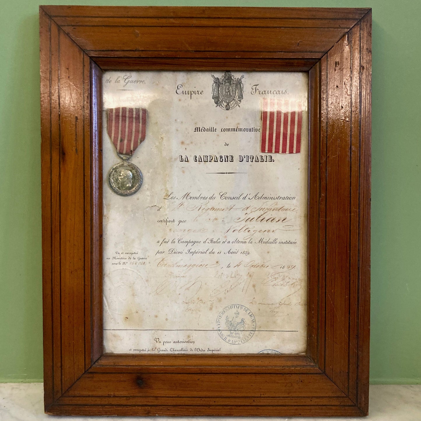 Médaille commémorative et diplôme de la compagne d' Italie. 1859. Dans un cadre en pitchpin.