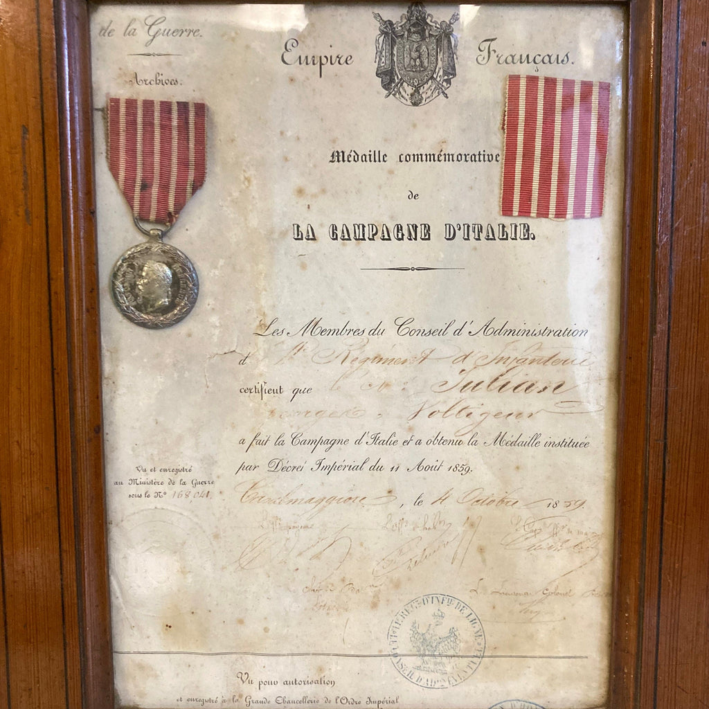 Médaille commémorative et diplôme de la compagne d' Italie. 1859. Dans un cadre en pitchpin.