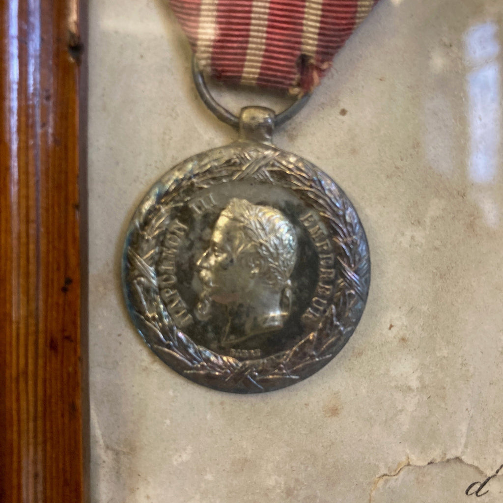 Médaille commémorative et diplôme de la compagne d' Italie. 1859. Dans un cadre en pitchpin.