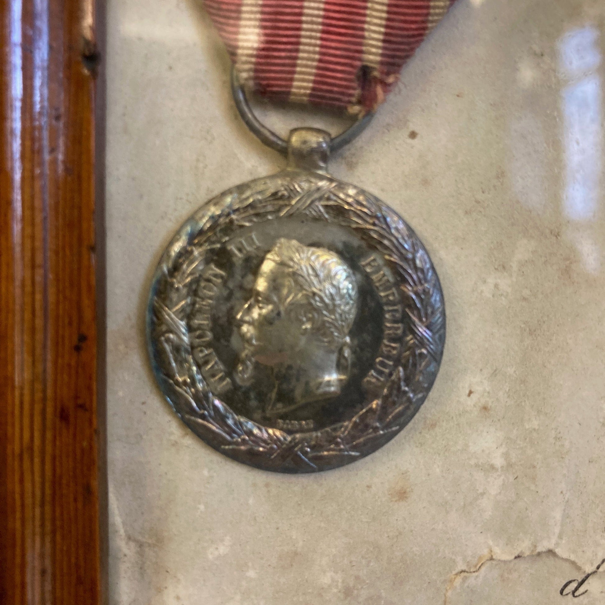 Médaille commémorative et diplôme de la compagne d' Italie. 1859. Dans un cadre en pitchpin.