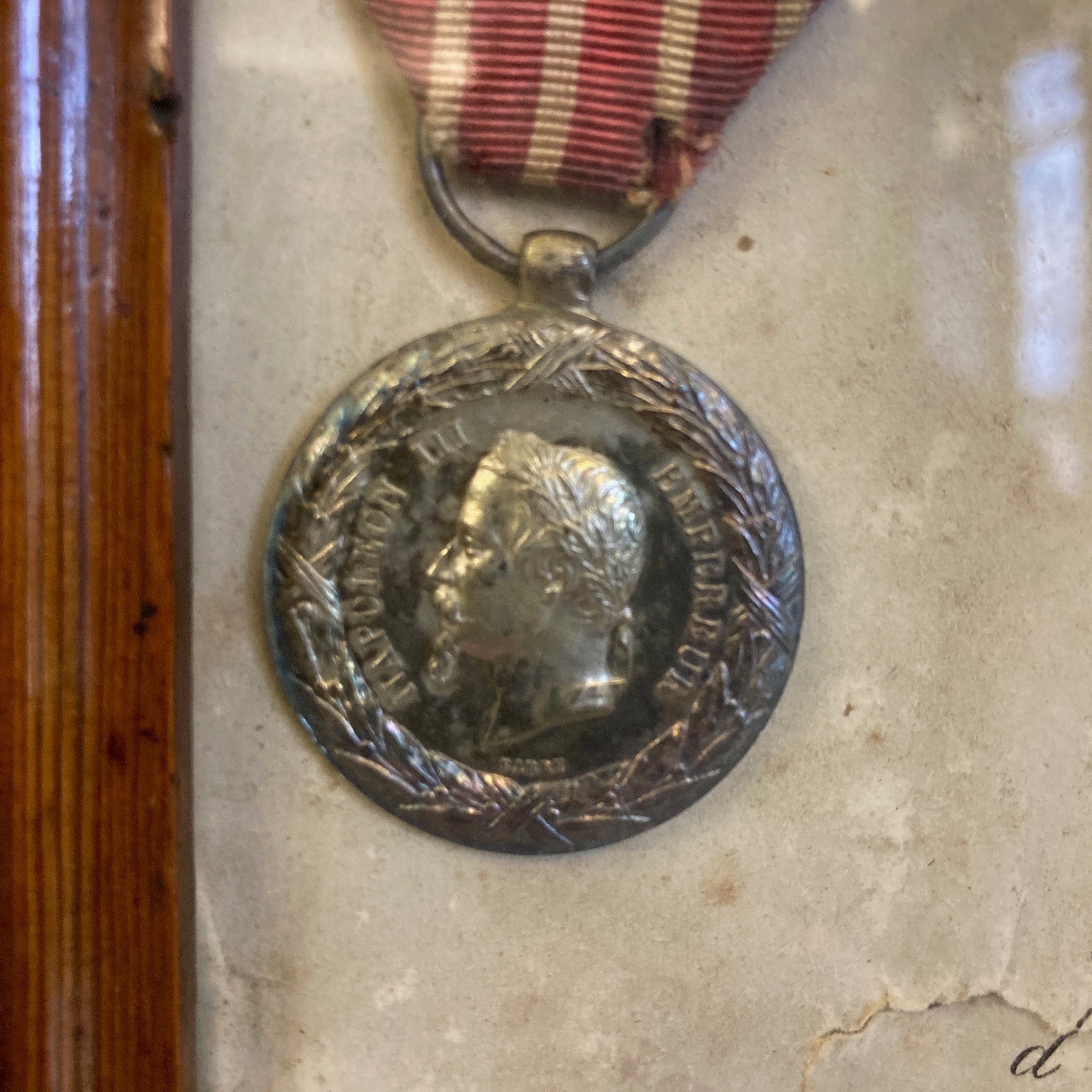 Médaille commémorative et diplôme de la compagne d' Italie. 1859. Dans un cadre en pitchpin.