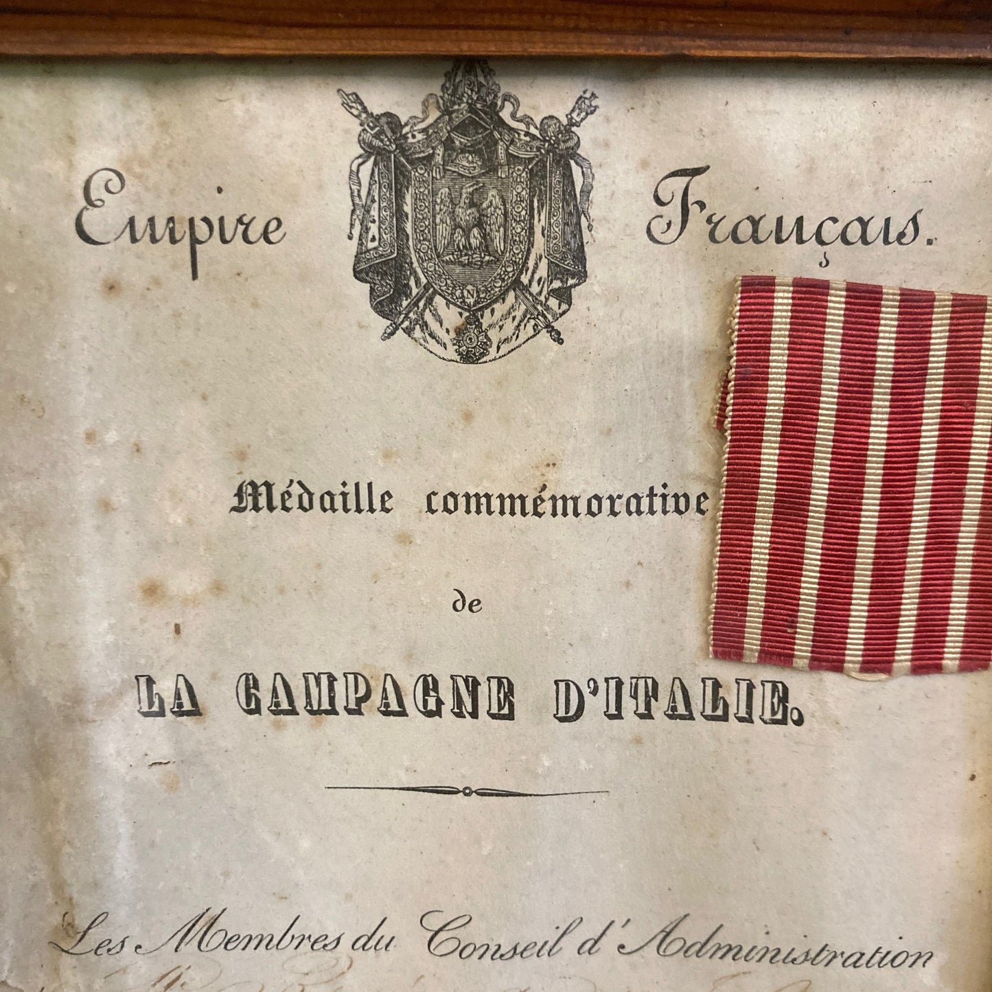 Médaille commémorative et diplôme de la compagne d' Italie. 1859. Dans un cadre en pitchpin.